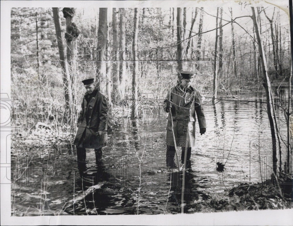 1953 Press Photo Lynn,Mass firemen  Al Butler &amp; Martin Graves searching - Historic Images