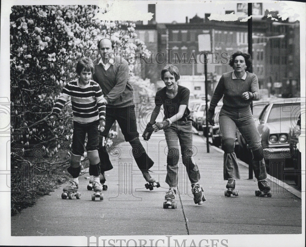 1980 Press Photo Herald-American financial editor Scott Burns &amp; family skating - Historic Images