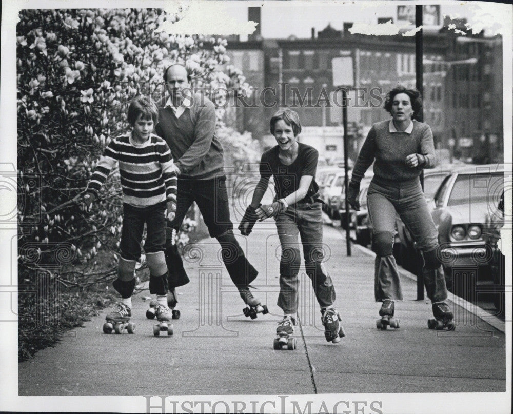 1980 Press Photo Herald-American financial editor Scott Burns & family skating - Historic Images