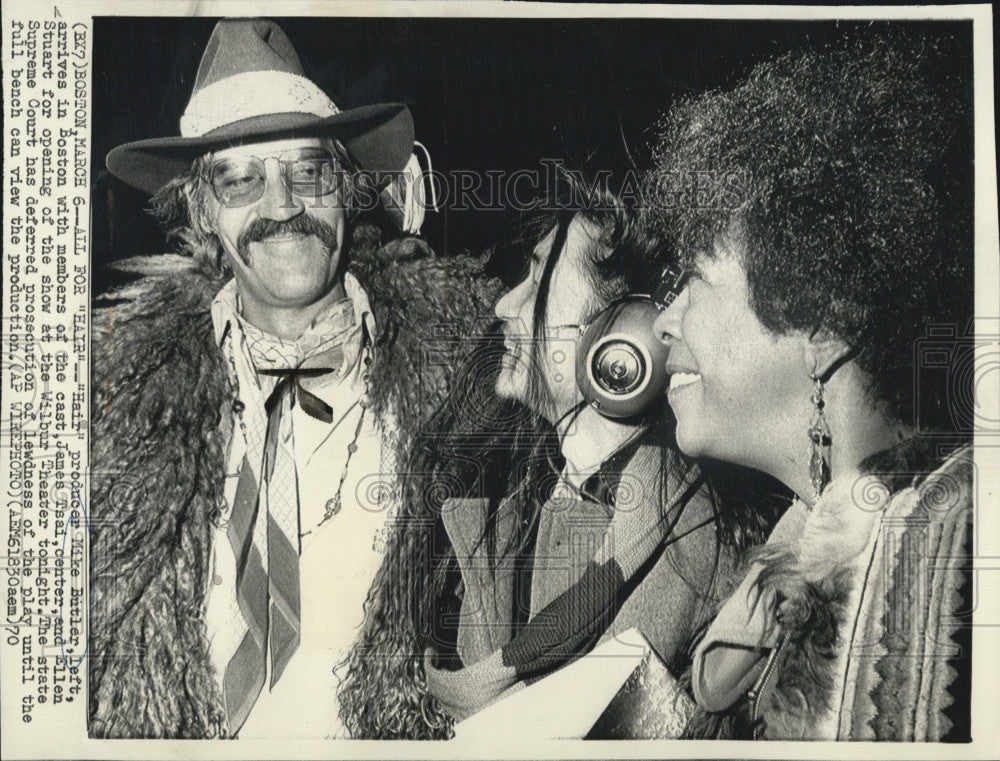 1970 Press Photo Hair producer Mike Butler &amp; cast  James Tsai &amp; Ellen Stuart - Historic Images