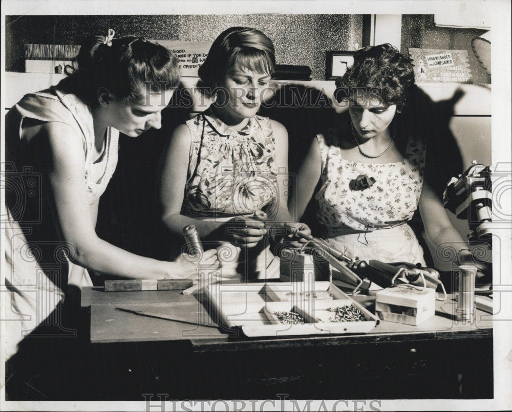 1961 Press Photo Eileen Shea and Ellie Smith taught soldering with Louise Manny - Historic Images