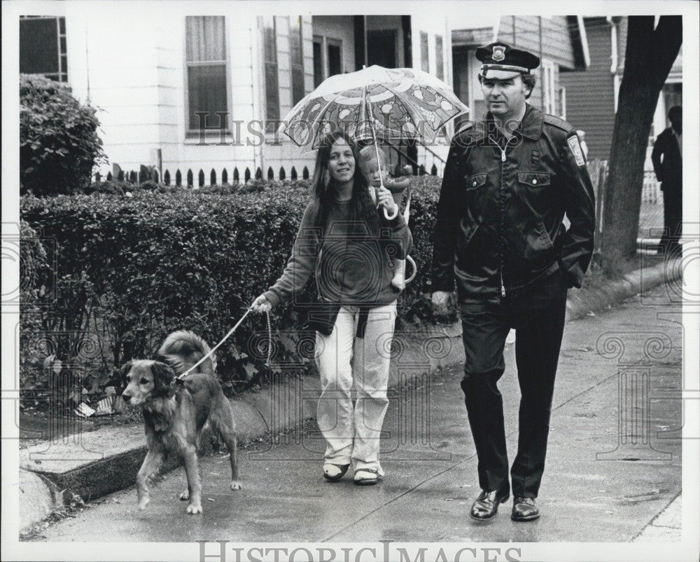 1979 Press Photo Boston Police Officer John Shea escorts a resident - Historic Images