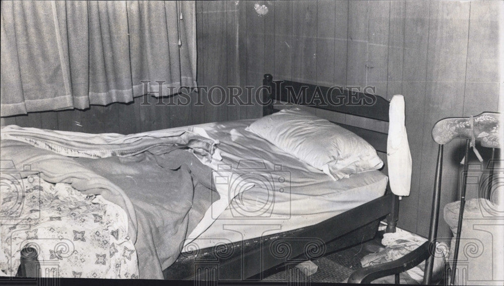 1970 Press Photo Unmade bed, grim evidence of haste made to escape flames - Historic Images