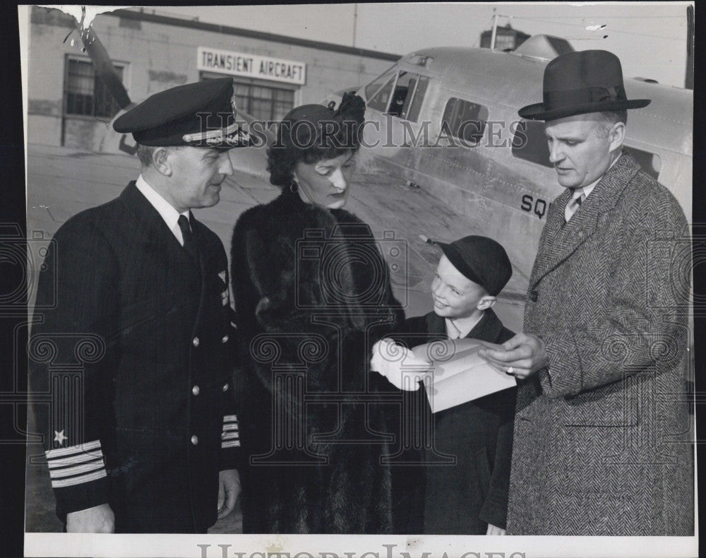 1946 Press Photo Capt. W. Greene, Mrs. John Shea, Jack Shea, Jr., & J. F. Cotter - Historic Images