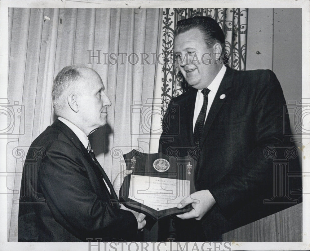 1969 Press Photo Thomas Shehan of Georgetown Raceway and Dr. Glenn Brown - Historic Images