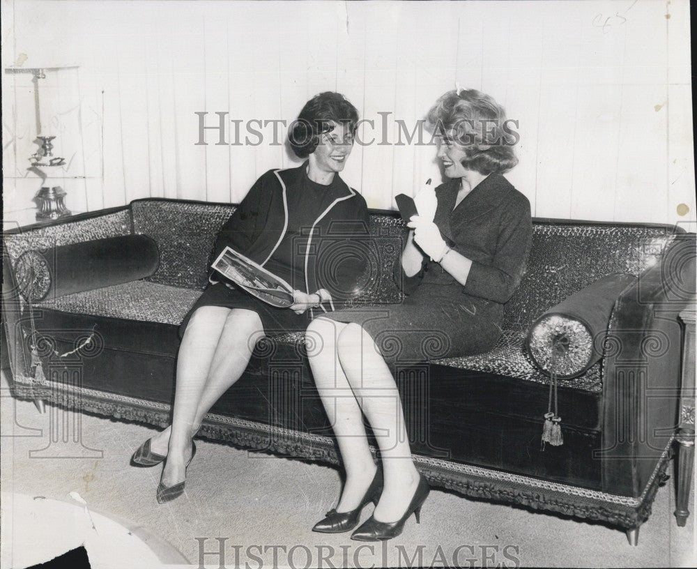 1961 Press Photo Mrs. Irving Sheff and Claire Cox - Historic Images