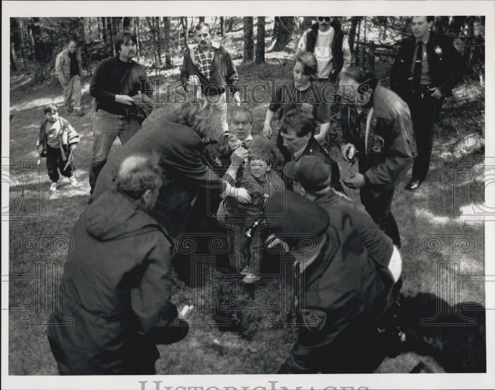 1992 Press Photo Tim Shea was trapped in hole in Pembroke - Historic Images