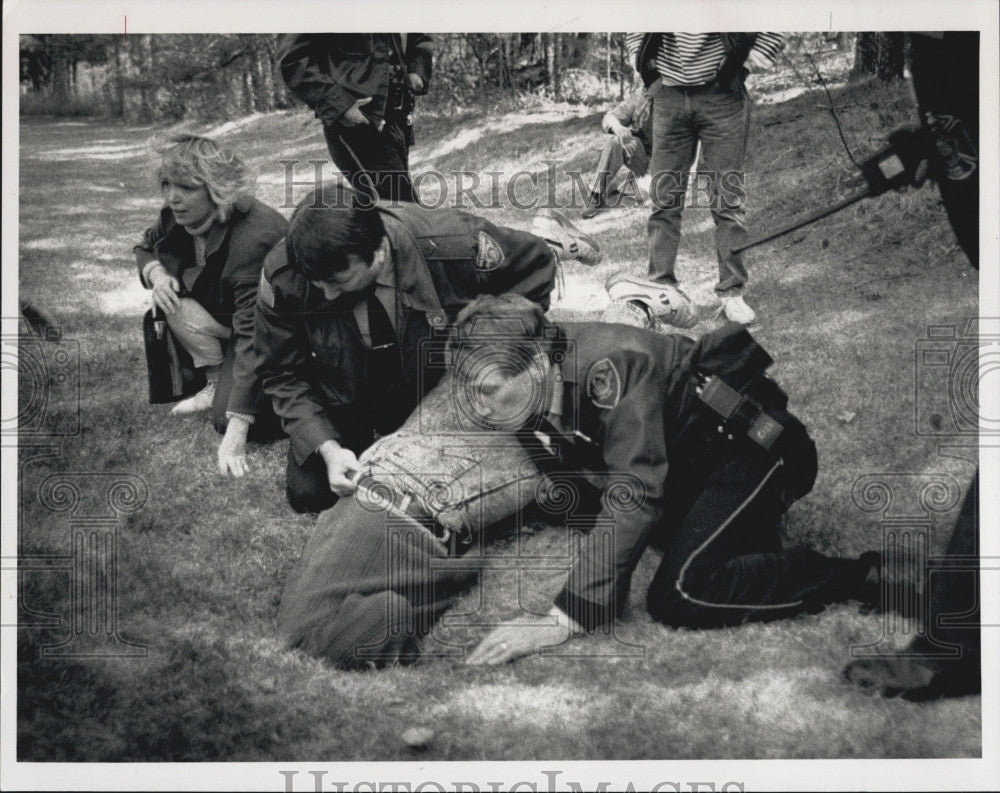 1992 Press Photo Pembroke Police Don Orcutt tries to reach Tim Shea - Historic Images