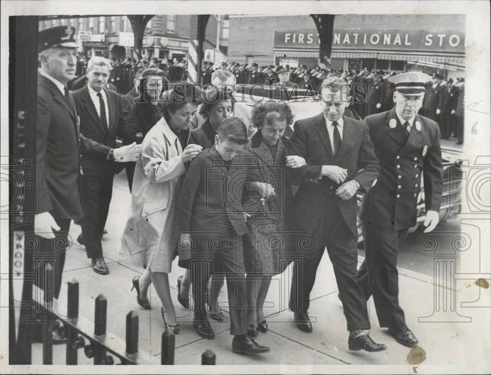 1964 Press Photo Family of Pvt James B Sheedy at Cathedral of Holy Cross Funeral - Historic Images