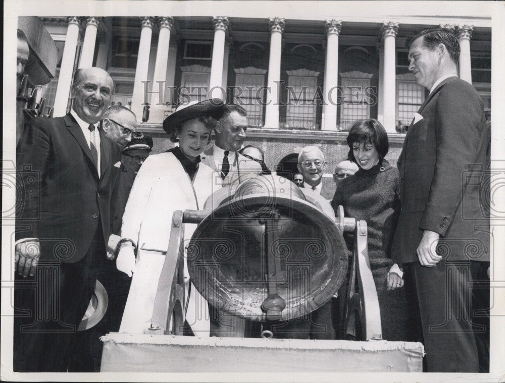 1965 Press Photo Carol Burnett &amp; Gov. Peabody - Historic Images