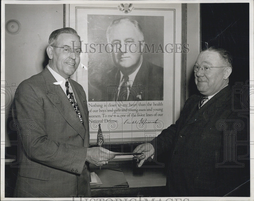 1947 Press Photo Fluranc Lyons Recives War Bond From John Burns Suffolk County - Historic Images