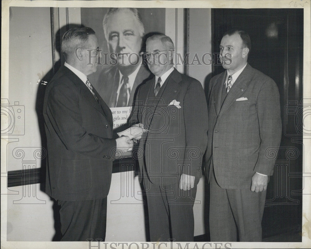 1946 Press Photo March of Dimes&#39; John Burns with Dr Wendell Ford and Joseph - Historic Images