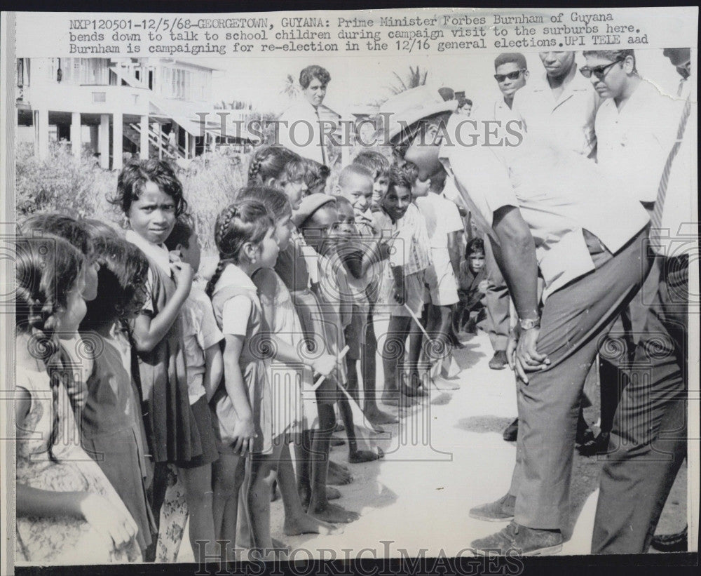 1968 Press Photo Prime Minister Frobes Burnham of Guyana talk to school children - Historic Images