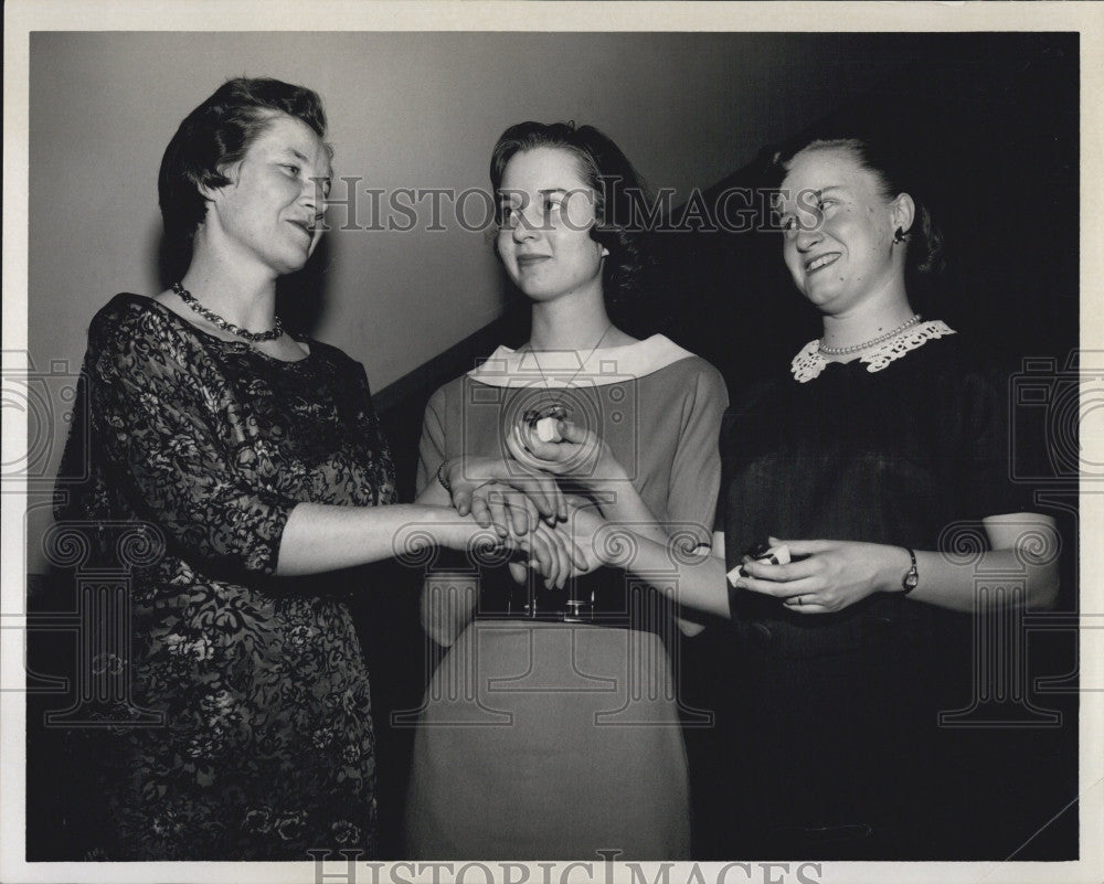 1960 Press Photo Miss Virginia Burnham,Mrs Roberta Tobin,Miss Mary Lee, - Historic Images