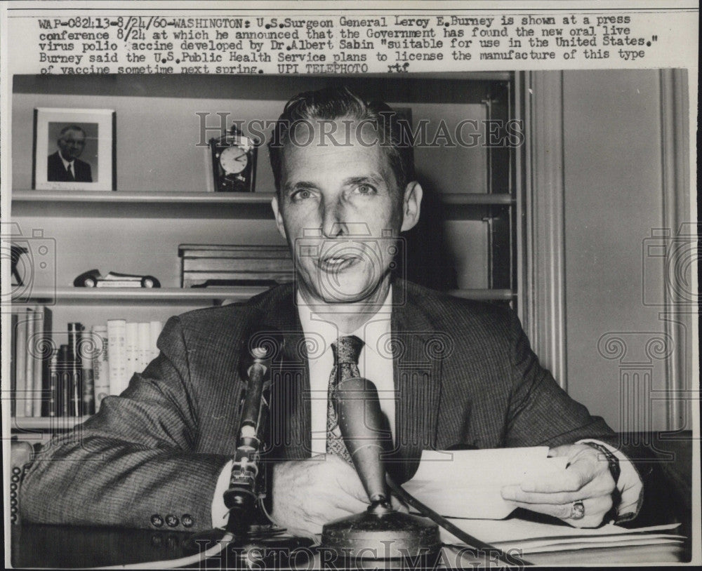 1960 Press Photo Surgeon  Leroy Burney shown at the press conference - Historic Images