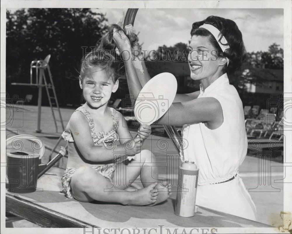 1960 Press Photo Sharyn Lee Taymor, 3, and hairdresser Shawn - Historic Images