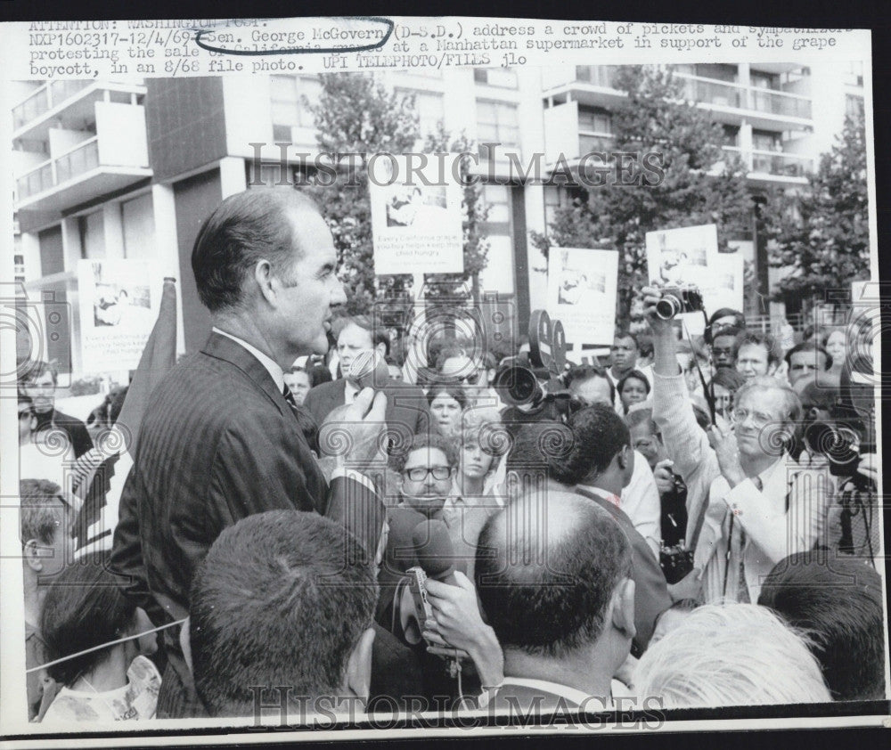 1969 Press Photo Sen George McGovern with Crowd of Supermarket Pickets - Historic Images