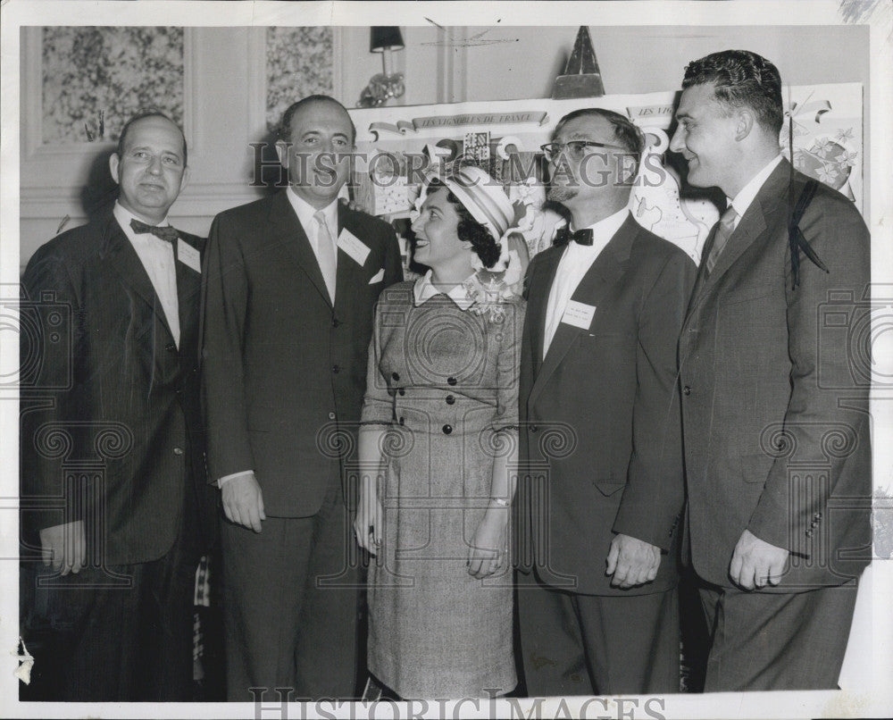 1960 Press Photo Co-hosts Wine tasting Mr. &amp; Mrs. Myron Norman - Historic Images