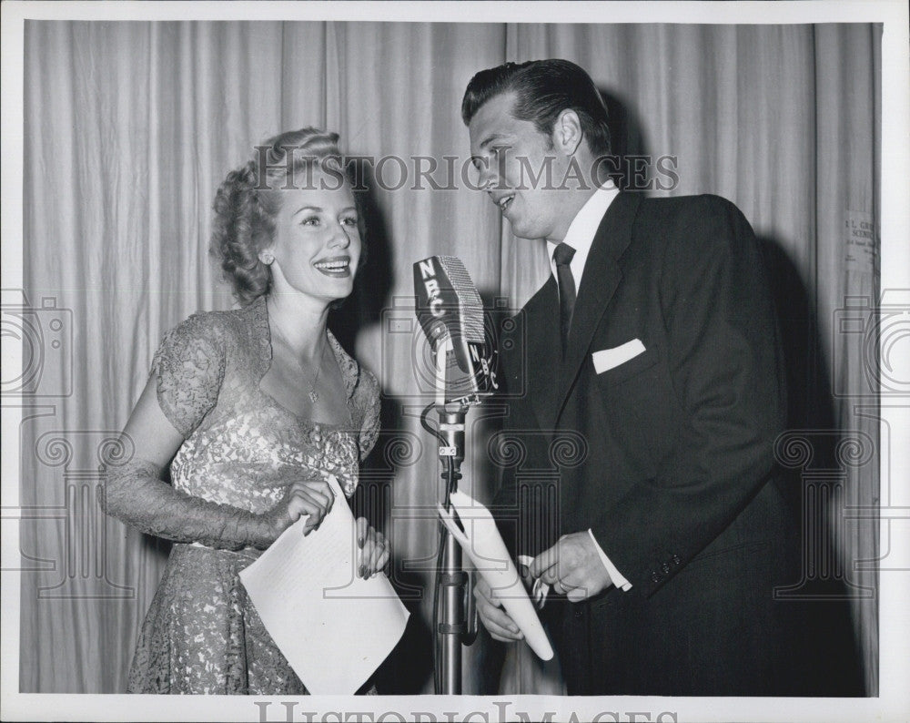 1950 Press Photo Lucille Norman with Gordon MacRae in &quot;The Railroad Hour&quot; - Historic Images