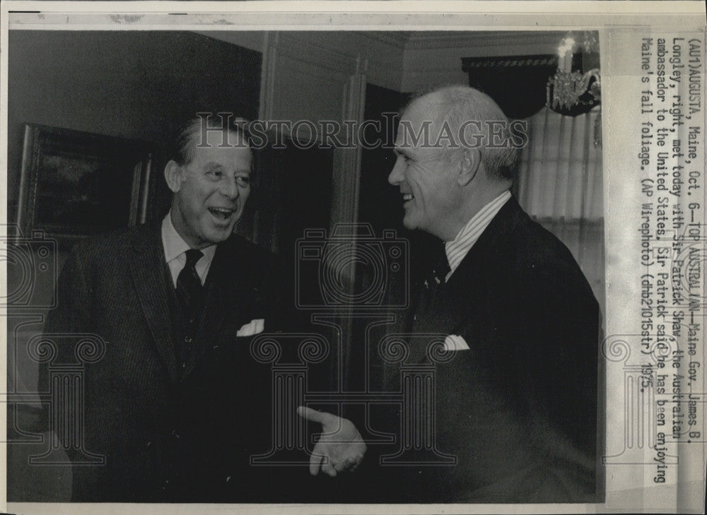 1975 Press Photo Maine Gov James B Longley and Austrailian Ambassador Sir - Historic Images