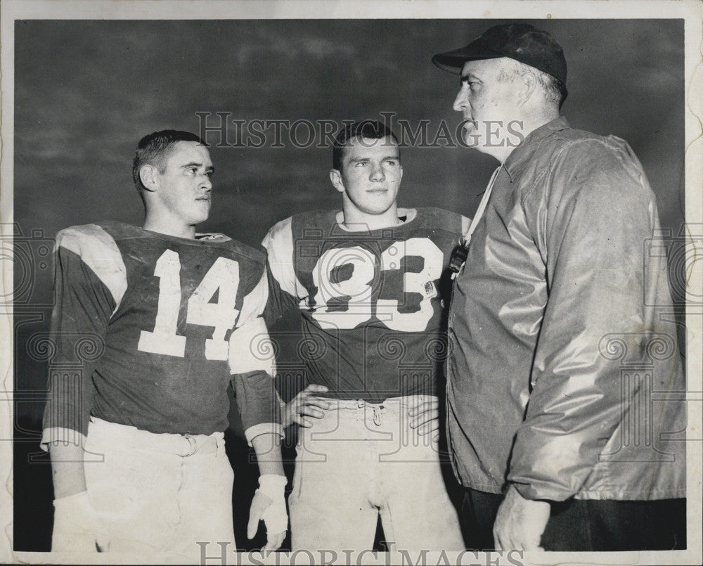 1961 Press Photo Coach Ray Riddick with Tom Tom Sheehan and Don Shey. - Historic Images