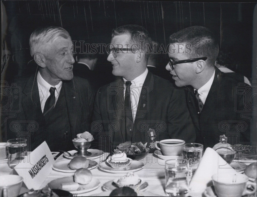 1964 Press Photo Sen.Leverett Saltonstall dine with senate youth  representative - Historic Images