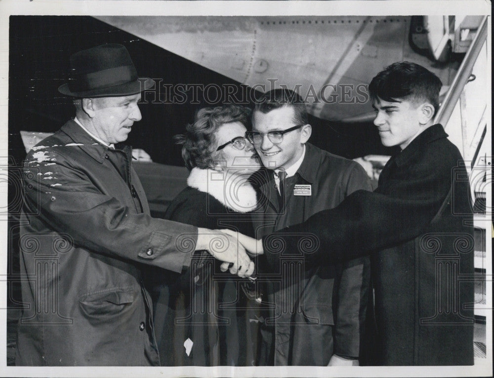 1964 Press Photo Mrs. Everett W.Shaw with their son Wayne Shaw Hearst Senator. - Historic Images