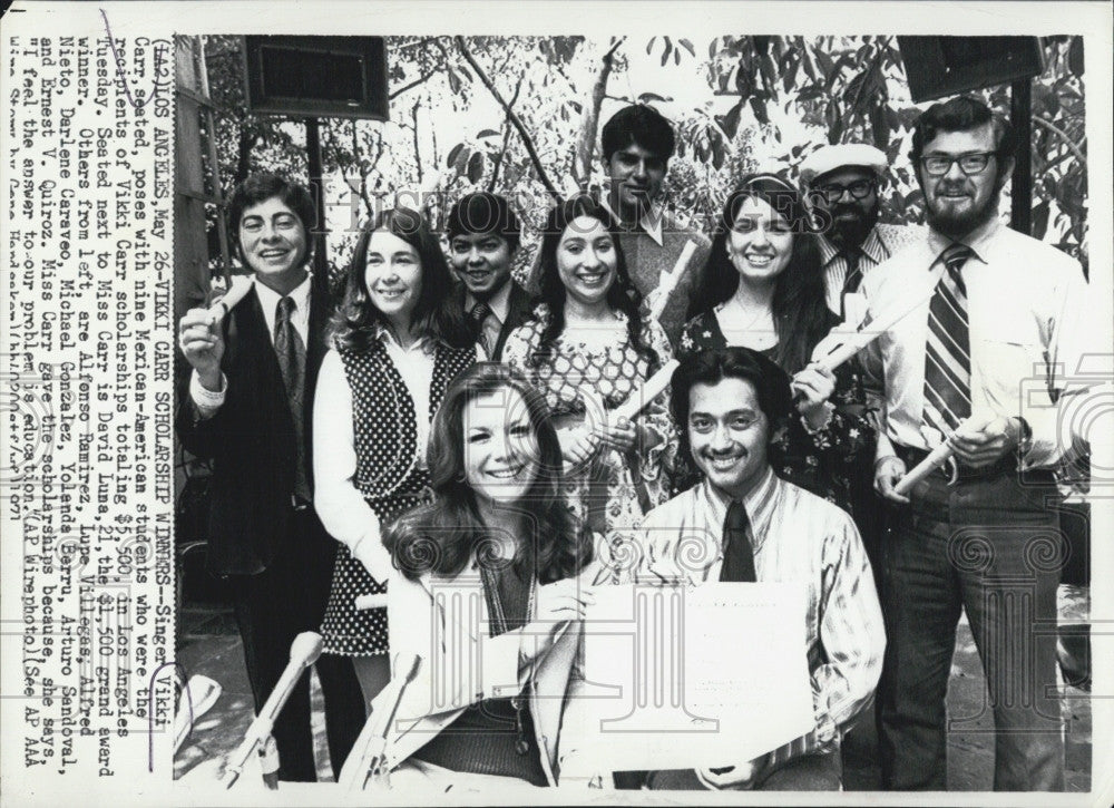 1971 Press Photo Singer Vikki Carr w/ recipients of Vikki Carr scholarships - Historic Images