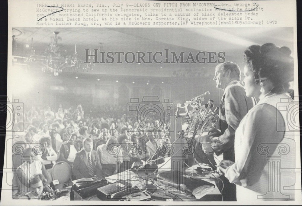 1972 Press Photo Sen. George McGovern talk to caucus of black delegates. - Historic Images