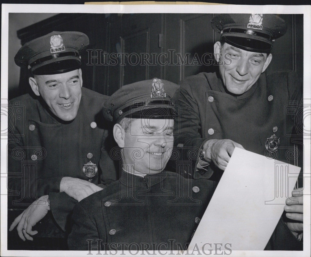 1957 Press Photo Capt. Patrick O&#39;Donnell, Patrolman Robert Childs, Henry Curtin - Historic Images