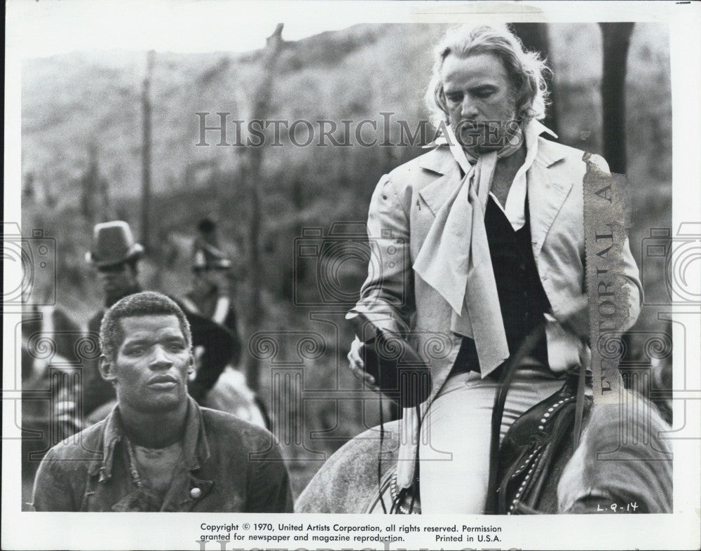 1971 Press Photo Actor Marlon Brandon with Evaristo Marquez. - Historic Images