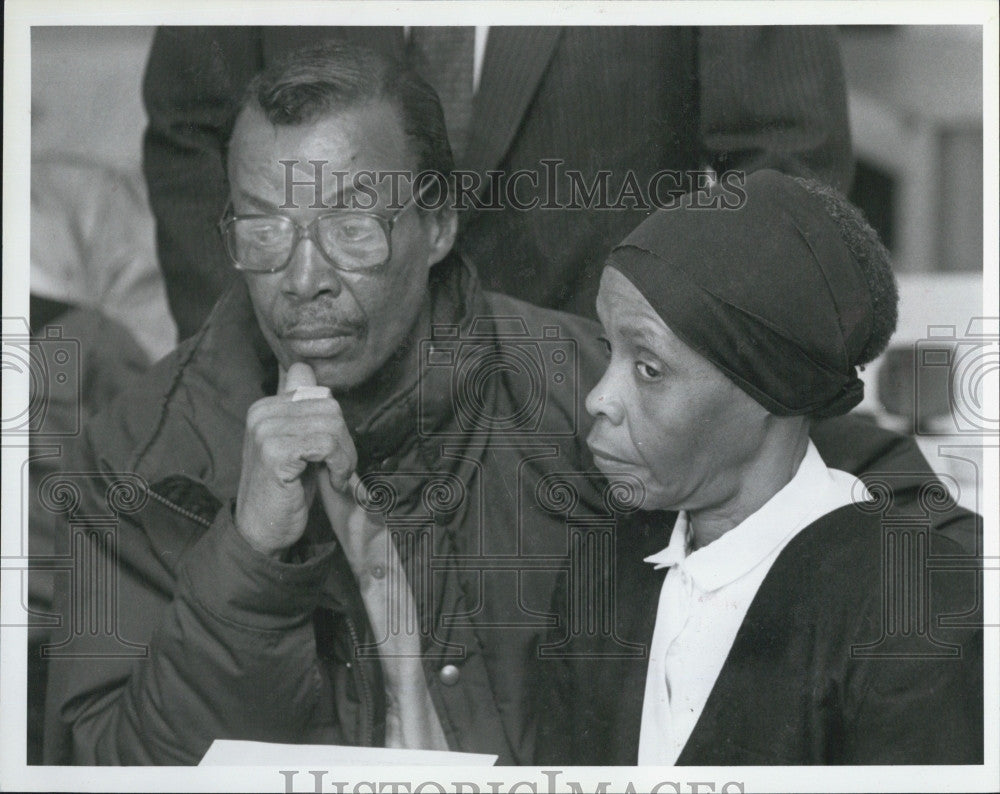 1989 Press Photo Robert &amp; Olga, Parents of Rolando Carr, who was shot by Police - Historic Images