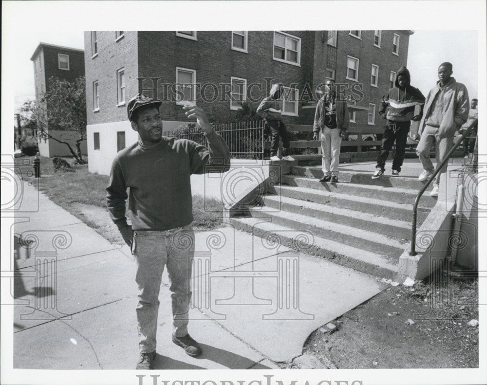 1989 Press Photo Kenny Lowe Shows Rolando Car Shooting By Boston Police Location - Historic Images