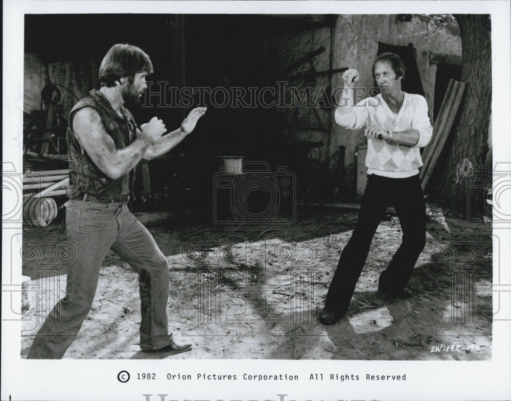 1982  Press Photo Chuck Norris And David Carradine Orion Movie Lone Wolf McQuade - Historic Images