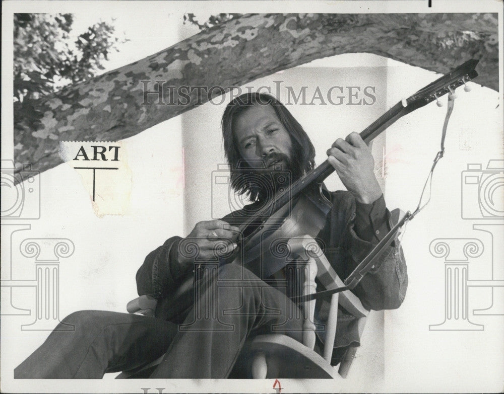 1972 Press Photo David Carradine in a scene from &quot;The Phantom Farmhouse&quot; - Historic Images