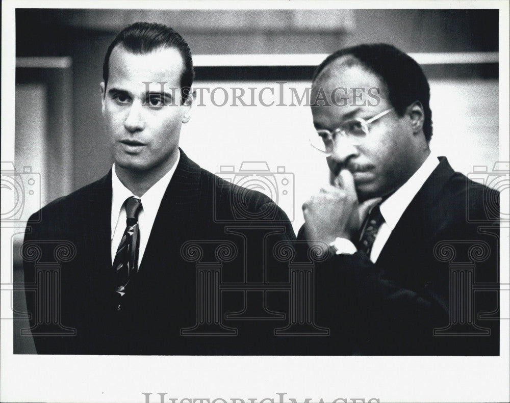 1994 Press Photo Robert Deleo charged for beating while Oliver Mitchell looks on - Historic Images