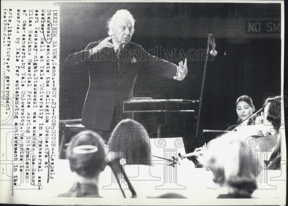 1971 Press Photo Conductor Leopold Stokowski conducts The Collegium Orchestra. - Historic Images