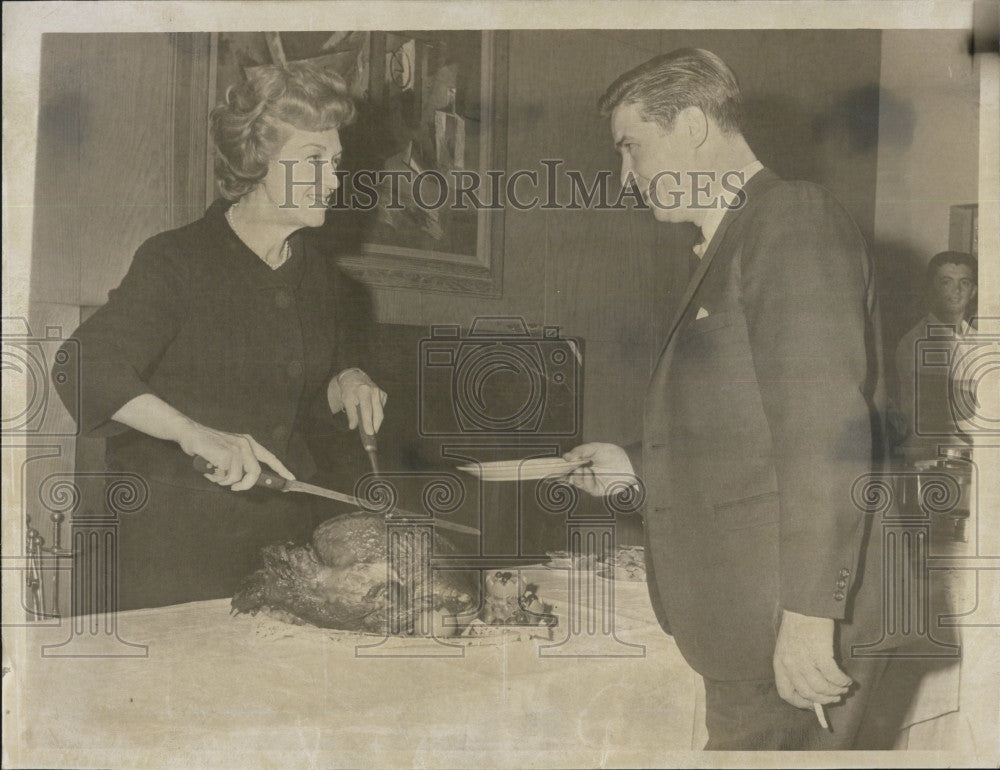 1965 Press Photo Soprano Rise Stevens carves a big turkey for Robert Lamas China - Historic Images