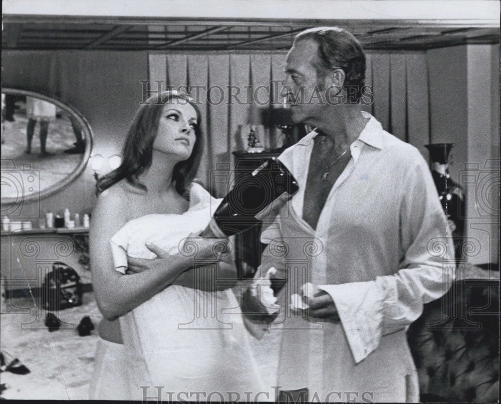 1971 Press Photo Virna Lisi and David niven in a scene from &quot;The Statue&quot; - Historic Images