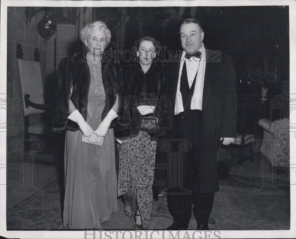 1950 Press Photo Mrs. Thos,Dewey Quinn &amp; Mrs. Matthew F.McGuire At Carlton Hotel - Historic Images