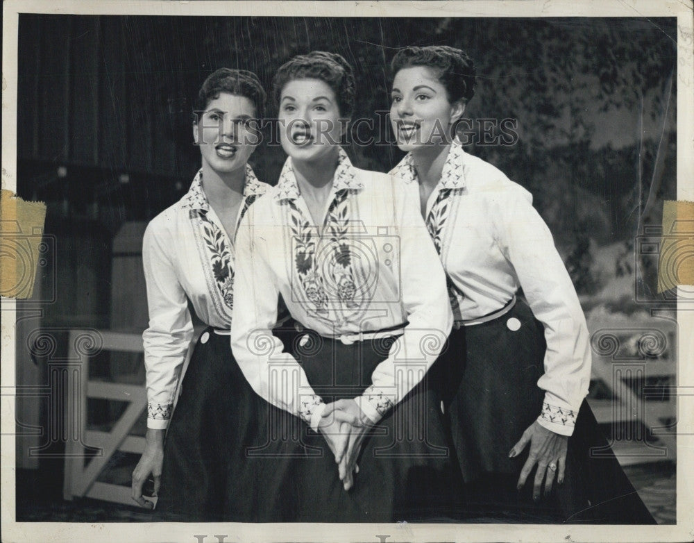 1955 Press Photo Singer Chris, Phyllis, Dorothy McGuire - Historic Images