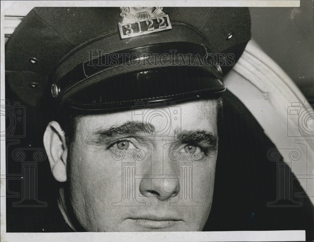 1954 Press Photo Officer Thomas McGuire w/ sharp eyes &amp; photographic memory - Historic Images