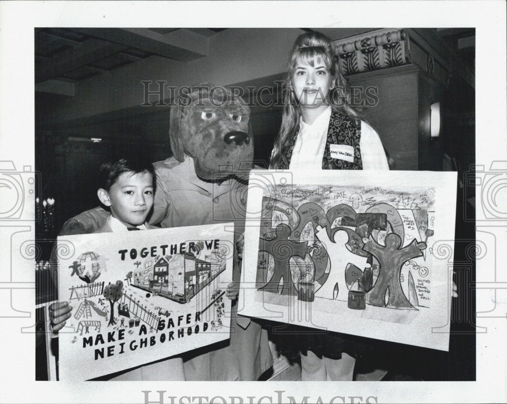 1993 Press Photo Crime Watch Dog McGruff with Tri Pham &amp; Amy Van Osdol - Historic Images