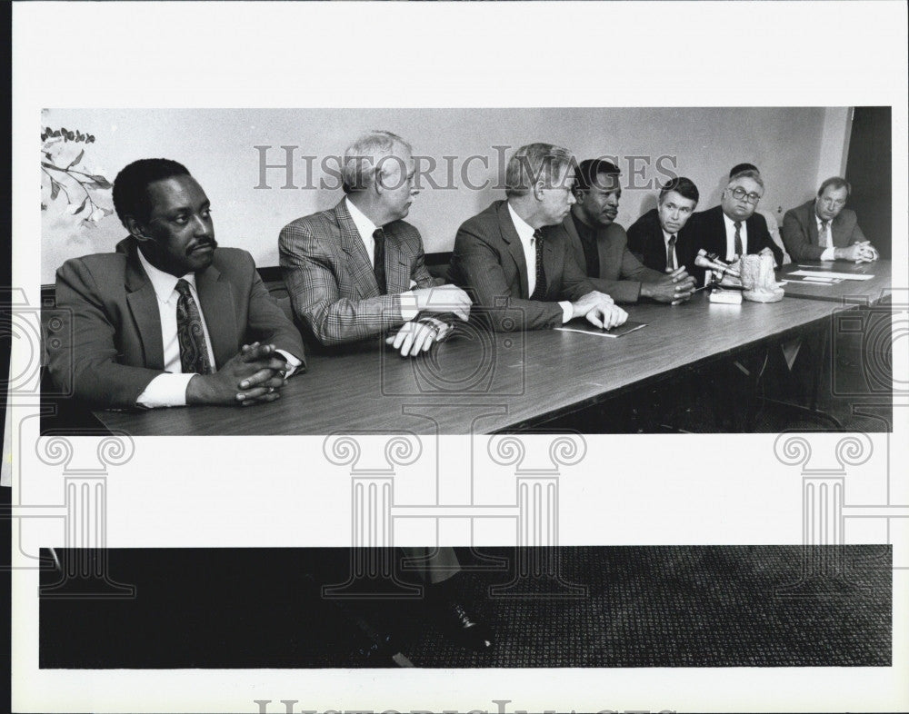 1989 Press Photo Carl Weathers speaks during press conference - Historic Images