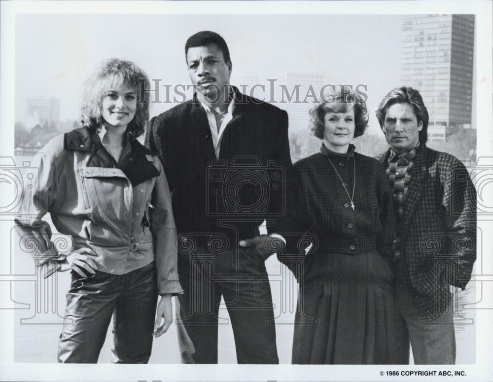 1986 Press Photo Carl Weathers(S-L) with a group of people - Historic Images