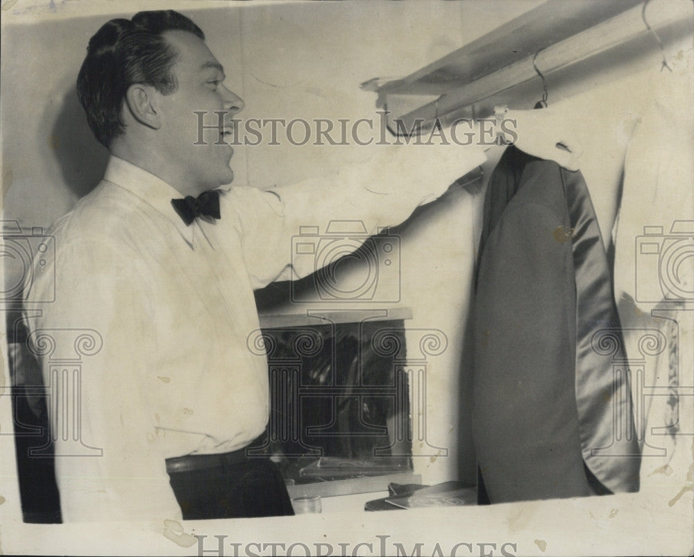 1948 Press Photo Bill McGraw, entertainer at the Lutin Quarter ,Boston - Historic Images