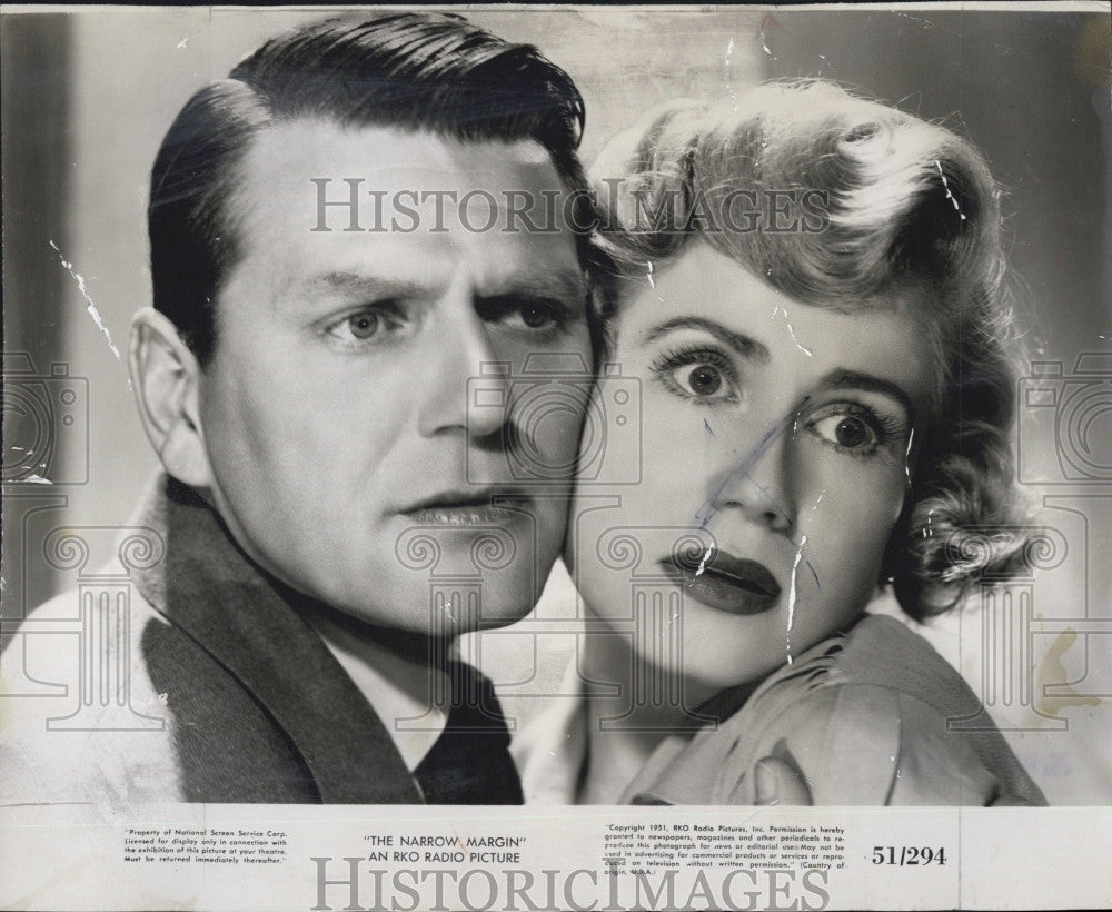 1952 Press Photo Charles McGraw &amp; jacqueline White in &quot;The Narrow Margin&quot; - Historic Images