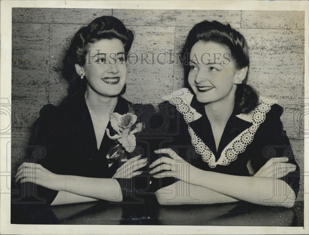 1941 Press Photo Gloria Humphreys and Doris Polaid - Historic Images