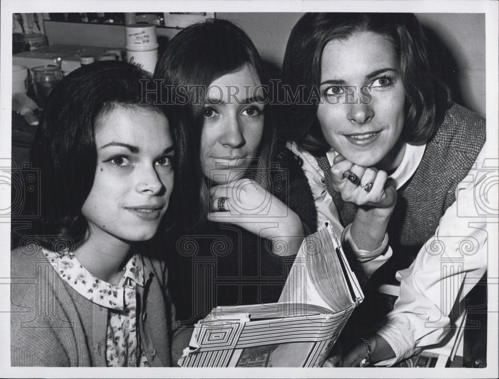 1965 Press Photo Kathy Kinsella, Sally Levy &amp; Diane Temple (Simmons College) - Historic Images