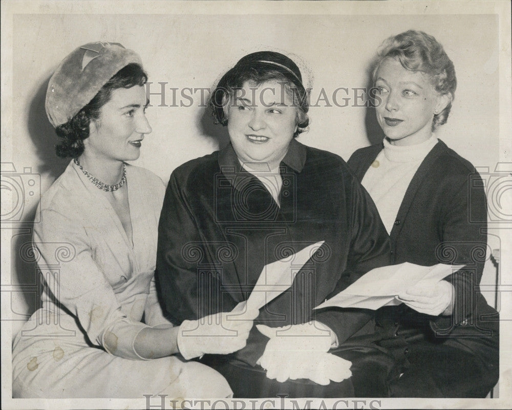 1957 Press Photo Mrs Fernand Delbert, Mrs John Moriarty &amp; Mrs Mary de Guzman - Historic Images